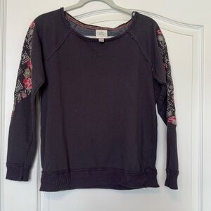 Knox Rose sweatshirt with flower stitched sleeve detail. Size small.